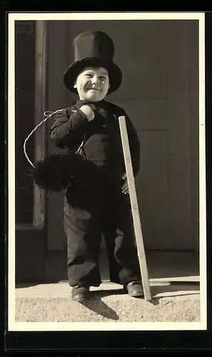 Foto-AK Kleiner Schornsteinfeger mit Leiter und Zylinder lächelt in die Kamera
