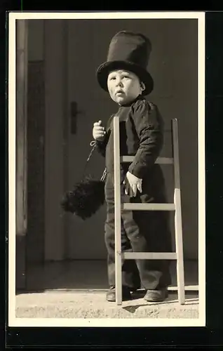 Foto-AK Kleiner Junge im Schornsteinfeger-Kostüm mit Leiter
