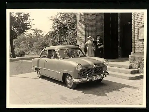 Foto-AK Ford Taunus M Auto mit Kfz-Kennzeichen KB 026-152 hält vor einer Kirche