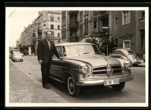 Foto-AK Borgward Auto mit Kfz-Kennzeichen B-W 550, dahinter ein Fiat Cinquecento