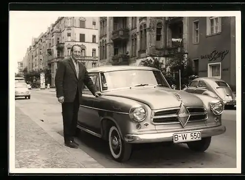 Foto-AK Auto Borgward mit Kfz-Kennzeichen B-W 550, daneben der Besitzer
