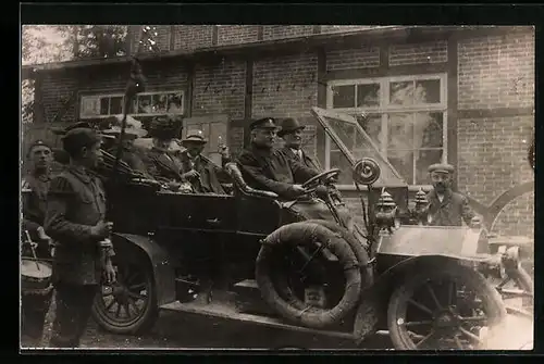 Foto-AK Auto mit Ehrengästen bei einer Militär-Parade, Musiker in Uniform mit Schwalbennestern