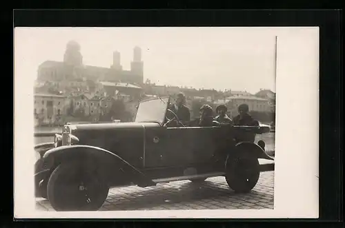 Foto-AK Opel Auto auf einer Strasse am Fluss, Blick auf eine Kirche