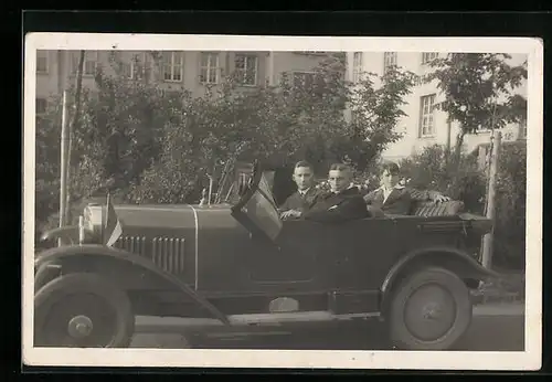 Foto-AK Auto, darin drei junge Männer