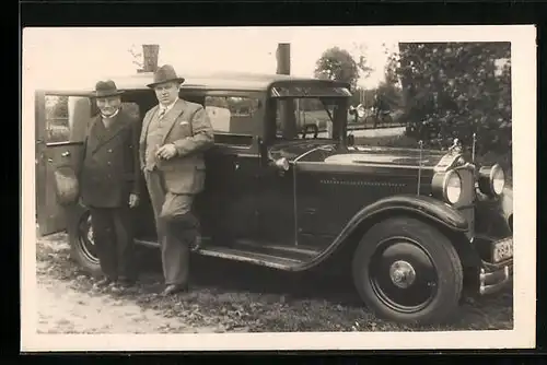 Foto-AK Opel-Auto, Zwei ältere Herren am Einstieg