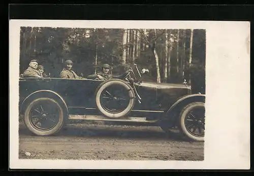Foto-AK Auto, drei Herren und eine Dame bei einer Spritzfahrt