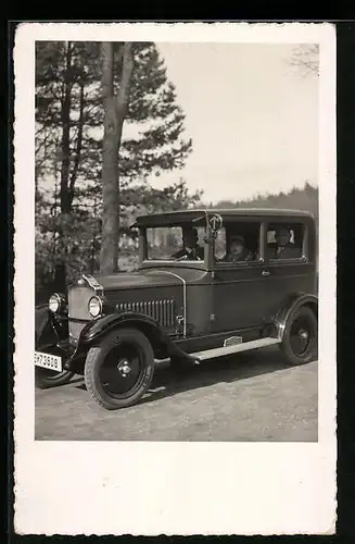 Foto-AK Opel Auto, zwei Herren und eine Dame bei einer Ausfahrt