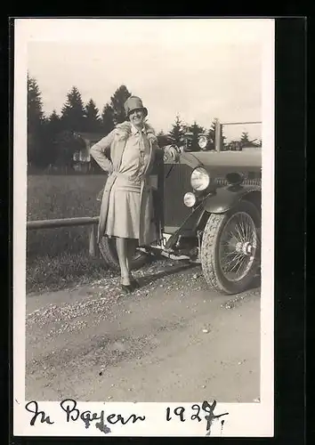 Foto-AK Benz Auto, Dame posiert am Kühlergrill