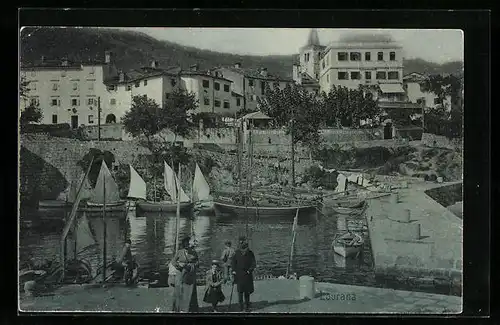 AK Lourana, Hafenpartie mit Segelbooten