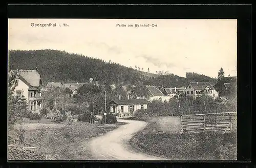 AK Georgenthal i. Th., Partie am Bahnhof-Ort mit Strassenpartie