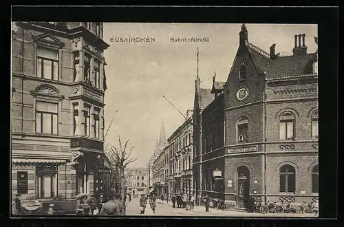 AK Euskirchen, Bahnhofstrasse mit Passanten und Postamt