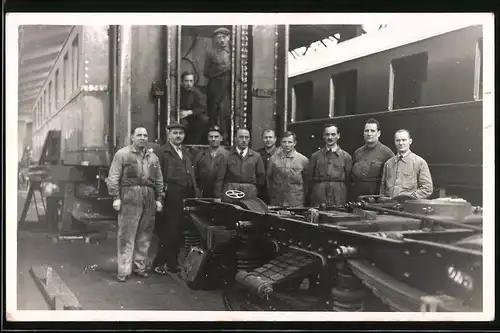 Fotografie Eisenbahn-Werk, Fabrikarbeiter in einer Fertigungsstrasse für Personen-Waggons