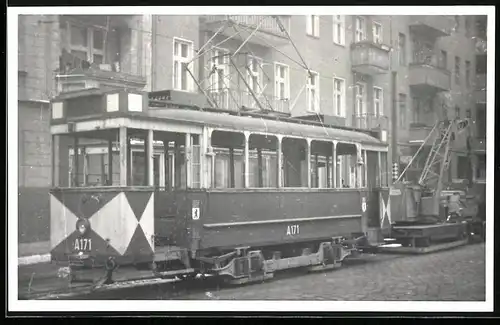 Fotografie Lossberger, Berlin, Strassenbahn-Triebwagen Nr. A 171 mit Kran-Anhänger der BVG Ost