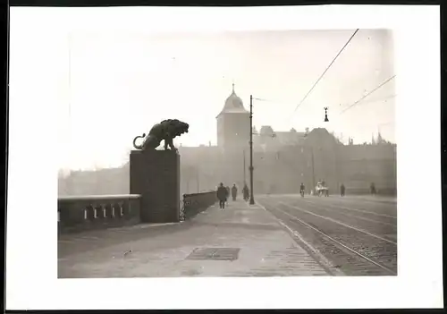 Fotografie Walter Wassner, Lübeck, Ansicht Lübeck, Brücke mit Löwen-Plastik