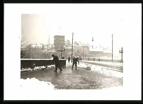 Fotografie Walter Wassner, Lübeck, Ansicht Lübeck, Gehweg wird vom Schnee befreit