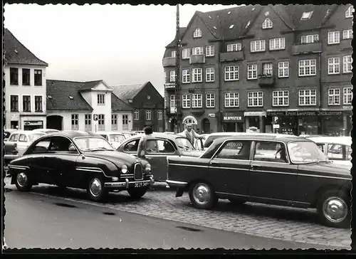 Fotografie Auto Saab 93 auf einem Parkplatz