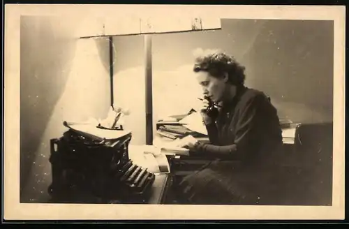 Fotografie Sekretärin bei der Arbeit mit Schreibmaschine, Typewriter