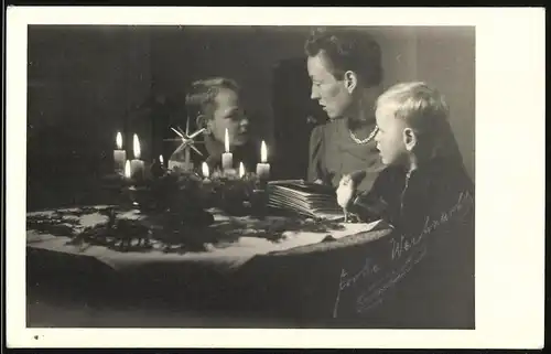 Fotografie Weihnachten, Berliner Familie sitzt um Adventskranz herum