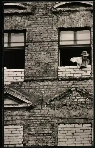 Archiv-Fotografie Ansicht Berlin, Zonengrenze, Fenster in der Bernauerstrasse werden zugemauert