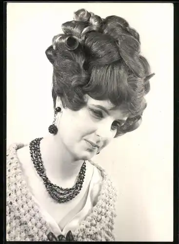 Fotografie Jürgen Vollbrecht, Frankfurt / Oder, Brünette Dame mit tupiertem Haar & Schmuck