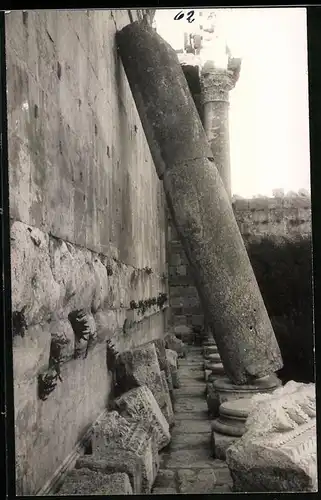 Fotografie unbekannter Fotograf, Ansicht Baalbek, umgestürzte Säule der antiken Ruinen