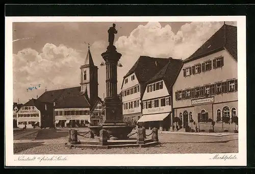 AK Neustadt a. fränk. Saale, Marktplatz mit Geschäften, Apotheke und Brunnen