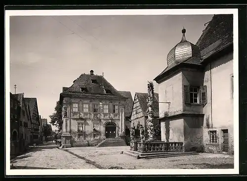 Foto-AK Deutscher Kunstverlag, Nr. 2: Frickenhausen bei Ochsenfurt, Rathaus und Mariensäule