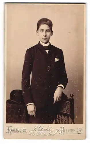 Fotografie S. Dehé, Hamburg, Gr. Bleichen 46, Junger Mann im Anzug mit Fliege