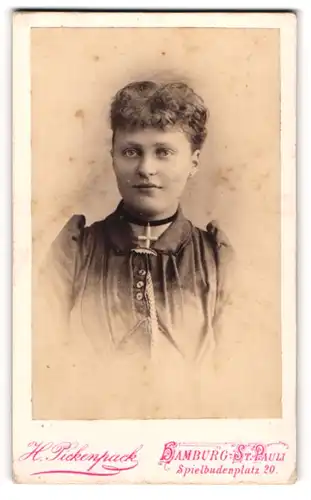 Fotografie H. Pickenpack, Hamburg-St. Pauli, Spielbudenplatz 20, Junge Dame mit Kreuzkette