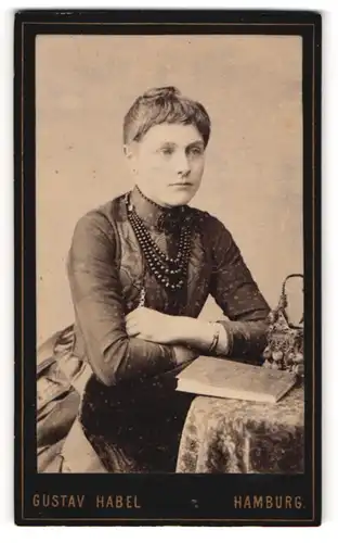 Fotografie Gustav Habel, Hamburg, Poolstrasse 18 und Kaiser Wilhelmstrasse, Junge Dame im Kleid mit Kragenbrosche