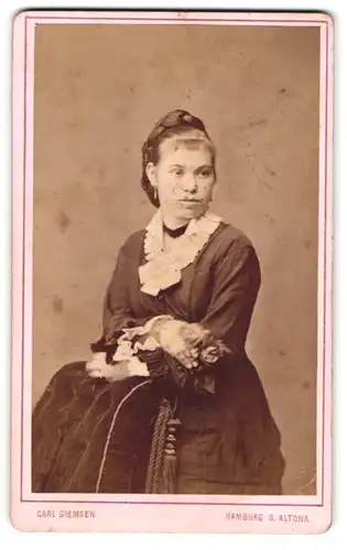 Fotografie Carl Siemsen, Hamburg-St. Georg, Steindamm 157, Junge Dame im Kleid