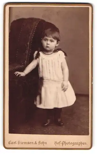 Fotografie Carl Siemsen & Sohn, Hamburg-St. Georg, Steindamm 52, Kind im modischen Kleid