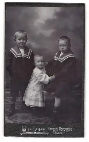 Fotografie Wilh. Lange, Hamburg-Hohenfelde, Elisenstr. 17, Zwei Jungen in Matrosenanzügen mit einem Kleinkind