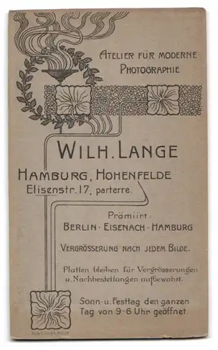 Fotografie Wilh. Lange, Hamburg-Hohenfelde, Elisenstr. 17, Zwei Jungen in Matrosenanzügen mit einem Kleinkind