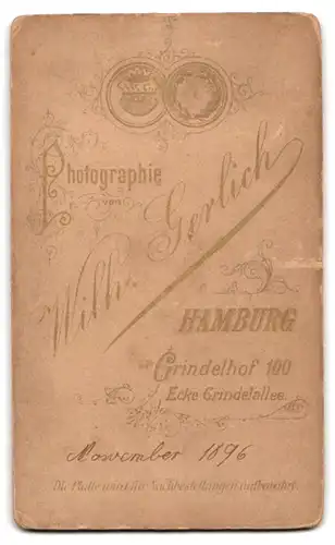 Fotografie Wilh. Gerlich, Hamburg, Grindelhof 100 Ecke Grindelallee, Junge Dame im Kleid mit Puffärmeln