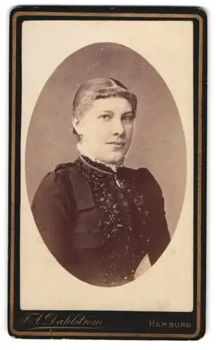 Fotografie F. A. Dahlström, Hamburg, Zeughausmarkt 42, Junge Dame mit Amulett