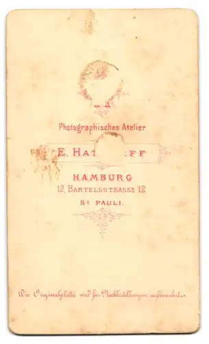 Fotografie E. Hattorff, Hamburg, Älterer Herr im Anzug mit Fliege