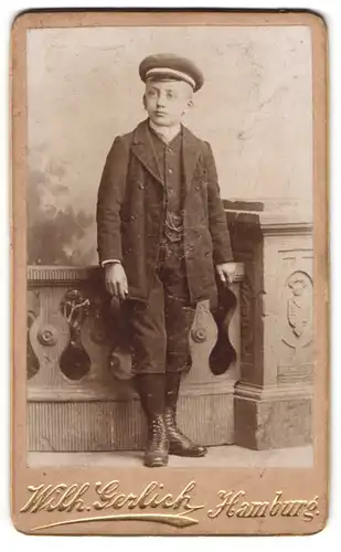 Fotografie Wilh. Gerlich, Hamburg, Grindelhof 100, Junge im Anzug mit Schirmmütze