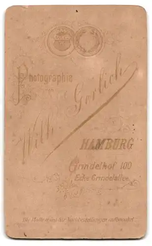 Fotografie Wilh. Gerlich, Hamburg, Grindelhof 100, Junge im Anzug mit Schirmmütze