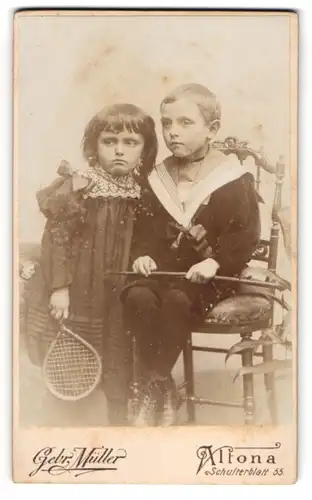 Fotografie Gebr. Müller, Hamburg-Altona, Schulterblatt 55, Kinderpaar in hübscher Kleidung mit Tennisschläger