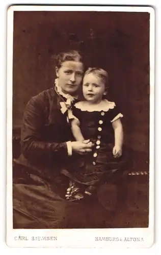 Fotografie Carl Siemsen, Hamburg-Altona, Königstr. 116, Schulterblatt 55, Bürgerliche Dame mit einem Kleinkind