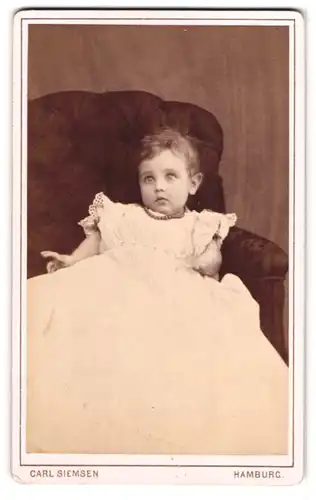 Fotografie Carl Siemsen, Hamburg-St. Georg, Steindamm 157, Kleines Mädchen im weissen Kleid