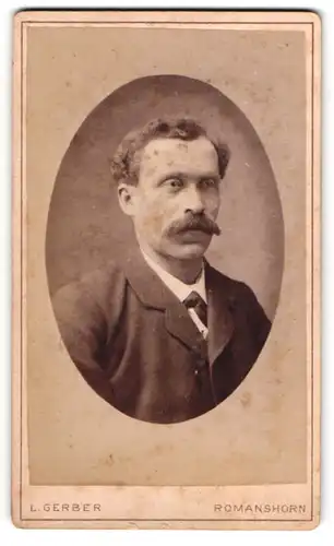 Fotografie L. Gerber, Romanshorn, Bürgerlicher Herr mit Schnauzbart