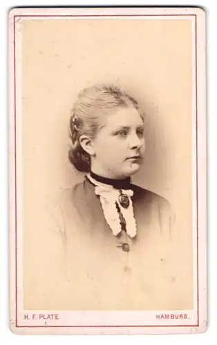 Fotografie H. F. Plate, Hamburg, Jungfernstieg 6, Junge Dame mit Kragenbrosche