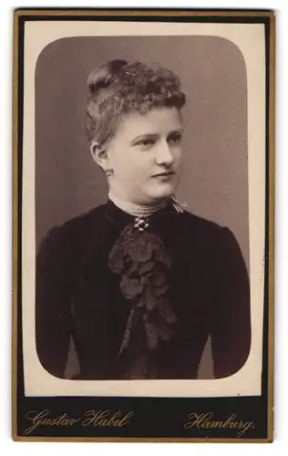 Fotografie Gustav Habel, Hamburg, Poolstr. 18, Junge Dame im Samtkleid mit Kragenbrosche