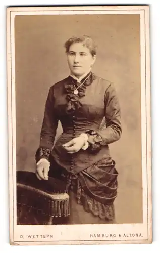 Fotografie D. Wettern, Hamburg-St. Pauli, Langereihe 36, Junge Dame im Kleid mit Medaillon