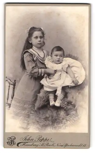 Fotografie John Poppe, Hamburg-St. Pauli, Neuer Pferdemarkt 15, Junges Mädchen im Kleid mit einem Kleinkind