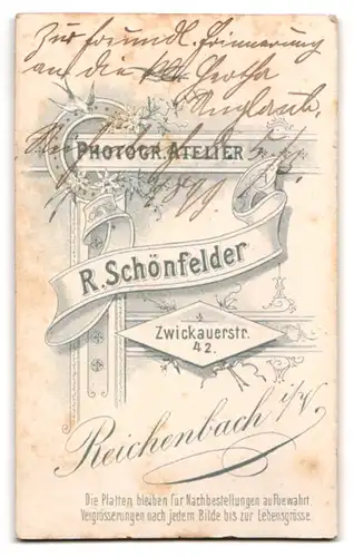 Fotografie R. Schönfelder, Reichenbach i. V., Zwickauerstr. 42, Kleines hübsches Mädchen posiert hinter einem Stuhl