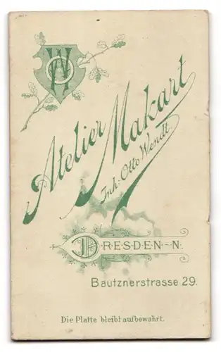 Fotografie Atelier Makart, Dresden, Bautznerstrasse 29, Ernst blickende Frau in einem schwarzen Kleid