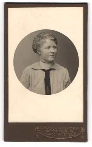 Fotografie Richter, Weissenburg i. E., Adrette Dame mit Hochsteckfrisur und Tuch